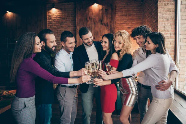 Φωτογραφία των θετικών όμορφων εταιρικών ανθρώπων clinking ποτήρια αλκοόλ γιορτάζει την έναρξη των διακοπών σε επίσημα ενδύματα — Φωτογραφία Αρχείου