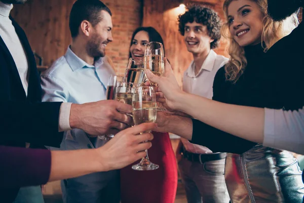 Photo recadrée de personnes joyeuses et charmantes se rassemblant pour célébrer leur anniversaire d'ami en claquant leurs lunettes à l'intérieur — Photo