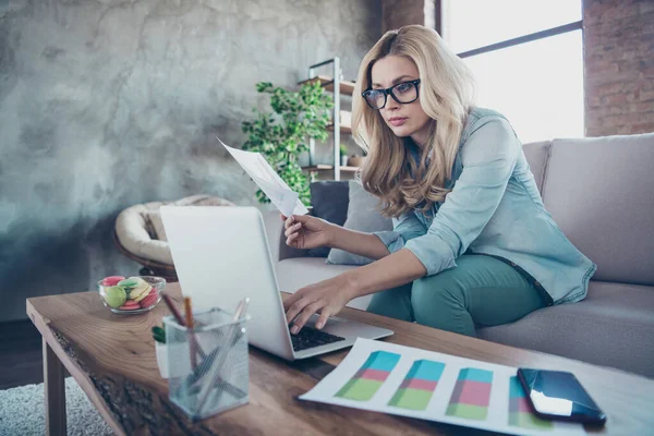 Porträtt av henne hon trevlig attraktiv ganska erfaren skicklig smart smart vågiga hår dam Det data analytiker expert arbetar på laptop förbereda rapport på industriell loft stil interiör rum inomhus — Stockfoto