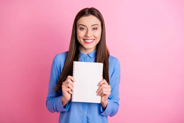 Foto de alegre fascinante doce linda namorada bonito mostrando-lhe claro pedaço de papel sorrindo toothily isolado sobre cor de fundo pastel rosa — Fotografia de Stock