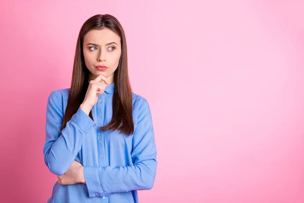 Foto van geïnteresseerde jonge ceo planning ontwikkeling van haar bedrijf het dragen van blauw shirt geïsoleerd over roze pastel achtergrond — Stockfoto