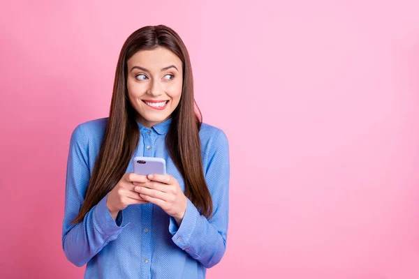 Copyspace zdjęcie odgadywania funky uzależniony śmieszne modne dziewczyna pendly patrząc na to, co odpowiedzieć trzymając telefon z rąk gryzących usta odizolowany różowy pastelowy kolor tła — Zdjęcie stockowe