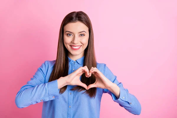 Photo de jolie dame montrant le symbole du cœur avec des bras invitation créative bal de promo pour petit ami porter chemise bleue pointillée isolé fond de couleur rose — Photo