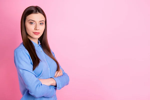 Profil foto av självsäker affärskvinna med korsade armar väntar kollegor in på kontoret för att starta seminariet bära blå streckad skjorta isolerad rosa färg bakgrund — Stockfoto