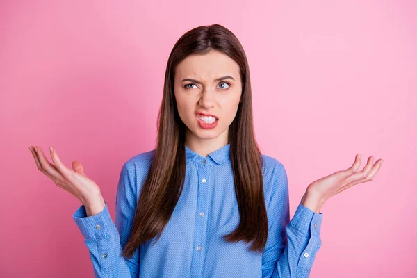 Odeio-te. Foto de senhora do mal levantando braços muito irritado com situação irritante desgaste azul pontilhado camisa com colar isolado cor de fundo rosa — Fotografia de Stock