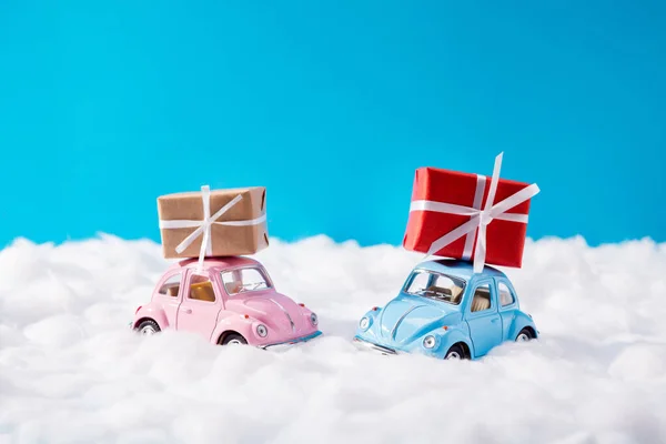 İki küçük erkek ve kız arabasının hediye kutularını çatıda taşıdığı fotoğraf. Geleneksel romantik sürpriz. Birbirlerine en güzel hayalleri sunan kuzey kutbu konsepti. — Stok fotoğraf