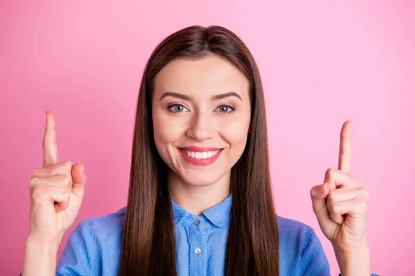 Primeros planos foto de la señora bonita que indica los dedos hasta el espacio vacío a la venta los precios de las compras usan camisa punteada azul aislado color rosa fondo — Foto de Stock