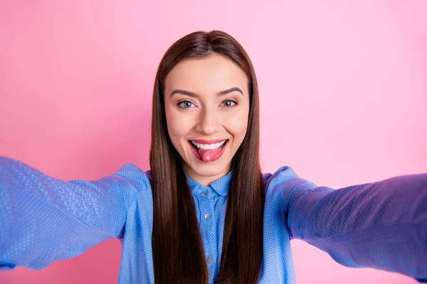 Self foto veselý roztomilý docela sladký krásná přítelkyně přičemž selfie ukazující vám její jazyk ovlivňující izolované přes růžové pastelové barvy pozadí — Stock fotografie