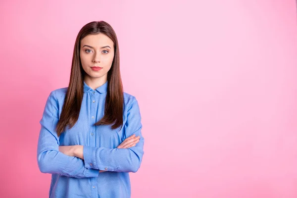 Foto di affascinante donna d'affari con le braccia incrociate non sorridente indossare camicia punteggiata blu con colletto isolato colore rosa sfondo — Foto Stock