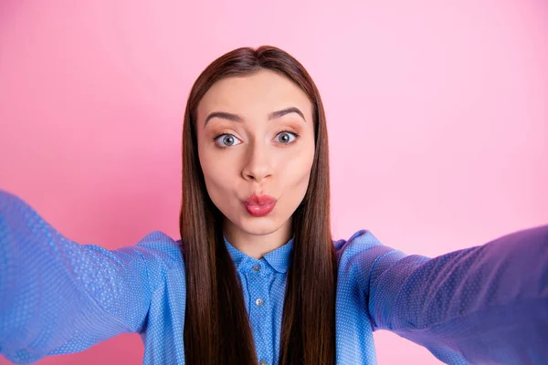Zelfportret van charmante leuke leuke vrolijke vriendin zoenen iemand waarmee ze praat door middel van video call dragen blauw shirt geïsoleerd over roze pastel achtergrond — Stockfoto