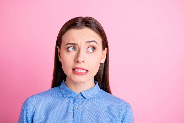 Fotografia unei doamne fermecătoare a făcut o mare greșeală arătând spațiu gol încercând să ignore ochii care arată poartă cămașă albastră punctată cu guler izolat fundal de culoare roz — Fotografie, imagine de stoc