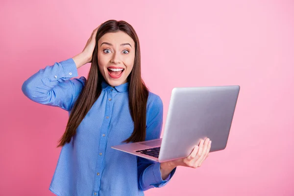 Foto de un elegante bloguero encantador lindo y moderno que acaba de ganar la lotería y recibió una notificación en el correo electrónico con una camisa azul aislada sobre un fondo pastel de color rosa. — Foto de Stock