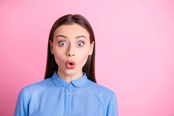 Foto von charmanten Dame mit offenem Mund und Augen voller Angst tat großen Fehler tragen blau gepunktetes Hemd mit Kragen isoliert rosa Hintergrund — Stockfoto