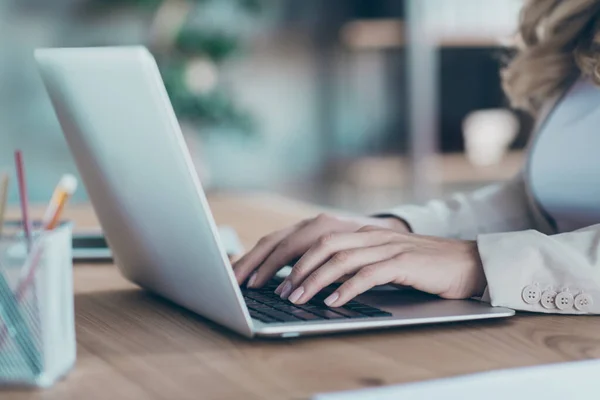 Primer plano recortado foto de la señora de negocios manos escribiendo texto portátil teclado informe en línea formalwear blazer sentado edificio de oficinas moderno — Foto de Stock