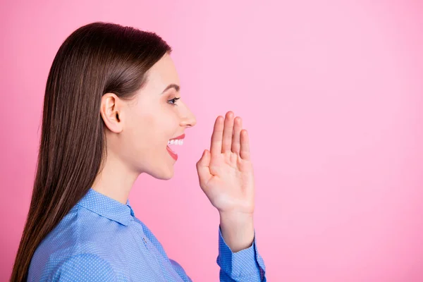 Profil fotó csodálatos hölgy küld fontos üzeneteket hangos hang gazdaság tenyér szájhoz viselet kék pontozott ing elszigetelt rózsaszín háttér — Stock Fotó