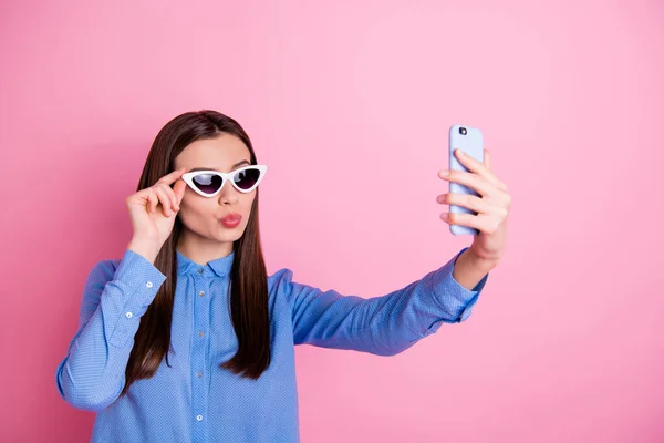 Foto de alegre bonito agradável diversão positiva namorada usando óculos de sol tendo selfie tendo ido de férias no exterior isolado sobre cor pastel rosa fundo — Fotografia de Stock