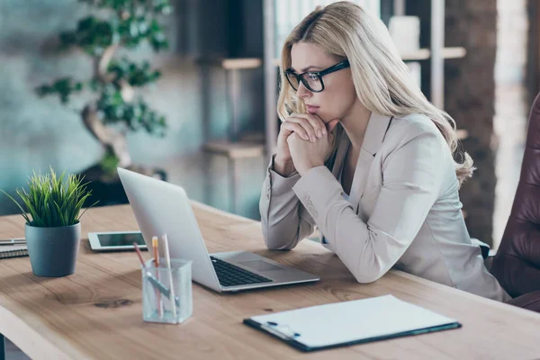 Perfil foto de bela mulher de negócios pessoa engenhosa olhando seriamente notebook tabela assistindo treinamento on-line inclinado sentar cadeira formalwear blazer escritório moderno — Fotografia de Stock