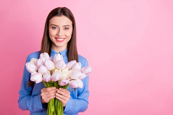 Fotografie úžasné dáma drží velké čerstvé bílé tulipány parta v ruce nejlepší 8 března někdy nosit modré tečkované košile izolované růžové barvy pozadí — Stock fotografie