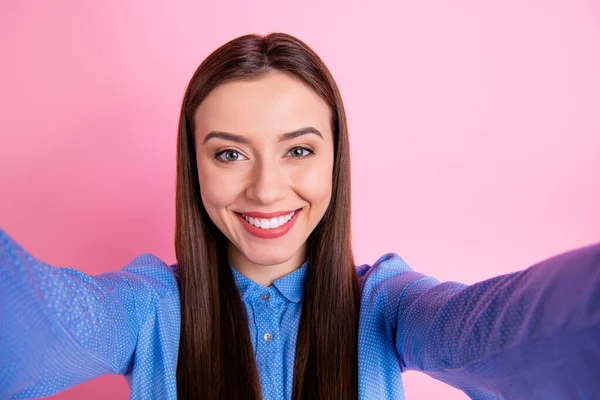 Cerca de uno mismo foto de alegre diversión positiva dulce encantadora linda dama tomando selfie sonriendo toothily aislado sobre rosa pastel color fondo — Foto de Stock