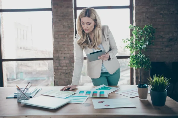 Foto de la hermosa mujer rubia de negocios ingeniosa jefe de persona buscando estadísticas papel celebración de libros electrónicos ver informe formalwear pantalones blazer en la oficina moderna — Foto de Stock