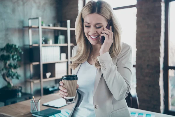 Фото красивой блондинки бизнес-леди шеф держит телефон разговаривая с пожилой мамой на пенсии маленький корпоративный перерыв пить горячий кофе идти формальной одежды блейзер современный офис — стоковое фото