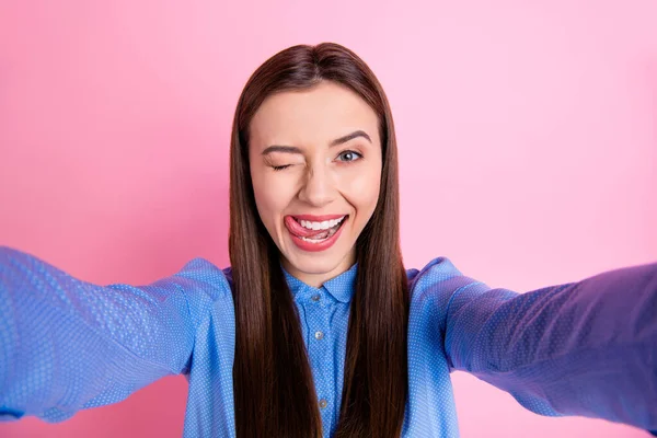 Uno mismo foto de linda hermosa novia atractiva coqueta lamiendo su labio superior guiño tomar selfie aislado sobre pastel color rosa fondo — Foto de Stock