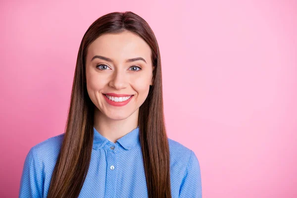 Bild av charmiga företag dam med fantastiska vita tänder titta på kameran bära blå prickig skjorta med krage isolerad rosa färg bakgrund — Stockfoto