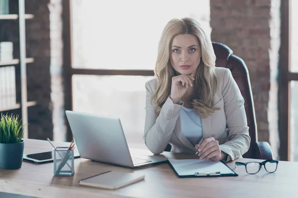 Foto di incredibile business signora notebook tavolo guardare interessati a nuovo candidato ascolto intervista decidere firma contratto seduta sedia formalwear ufficio moderno — Foto Stock