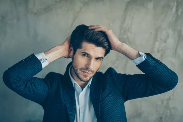 Ik ben beeldschoon. Close-up foto van charmante stijlvolle ondernemer bezoek stylist wassen haar met anti dander gel shampoo look spiegel aanraken haar genieten van slijtage blauwe blazer geïsoleerd over grijze kleur achtergrond — Stockfoto