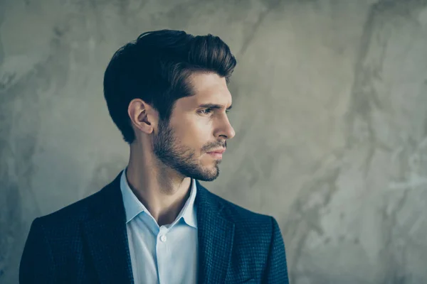 Profil côté photo de l'esprit songeur homme d'affaires look copyspace porter tenue de luxe chic isolé sur fond de couleur grise — Photo