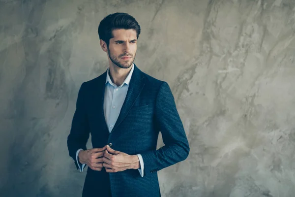 Foto de un hombre serio y confiado mirando pensativamente al espacio vacío sosteniendo su chaqueta con expresión facial sincera fondo gris aislado — Foto de Stock