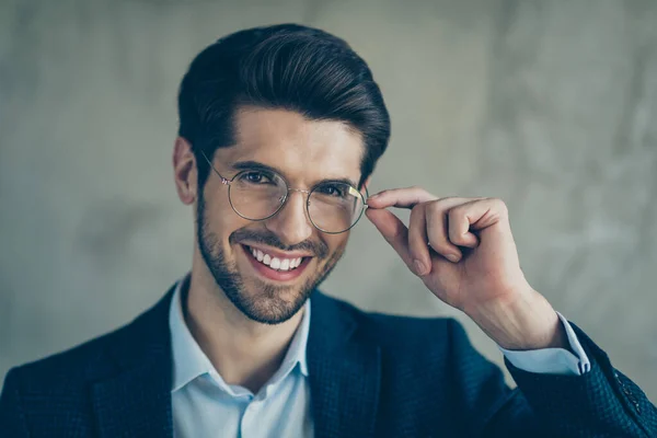 Närbild foto av glada toothy strålande man i glasögon med stubb visar sin intelligens isolerad grå färg bakgrund — Stockfoto