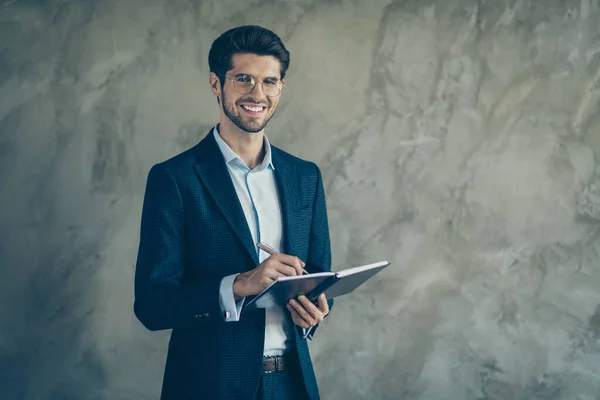 Escucho. Retrato de empresario fresco seguro de sí mismo tipo inteligente se han reunido con el socio cliente escribir notas en copybook sentir como verdadero experto usar ropa moderna con clase aislado fondo de color gris — Foto de Stock