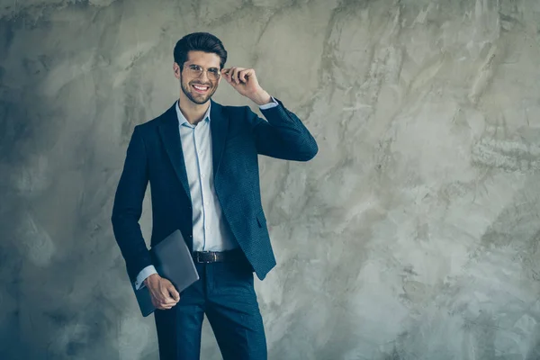 Retrato de hombre empresario fresco confianza positiva toque sus gafas mantenga netbook listo para ir en puesta en marcha reunión corporativa desgaste pantalones de moda aislados sobre fondo de color gris — Foto de Stock