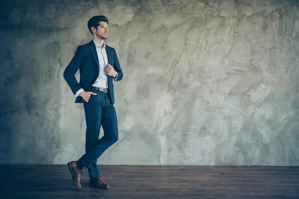 Profilo full length lato foto di fiducioso fresco uomo d'affari freelancer attendere start-up conferenza pronto decidere decisione touch giacca mettere le mani nelle tasche pantaloni in piedi sopra sfondo di colore grigio — Foto Stock