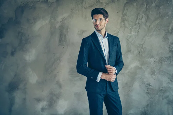 Fénykép vidám pozitív üzletember áll magabiztosan formalwear borosta elszigetelt szürke színű háttér — Stock Fotó