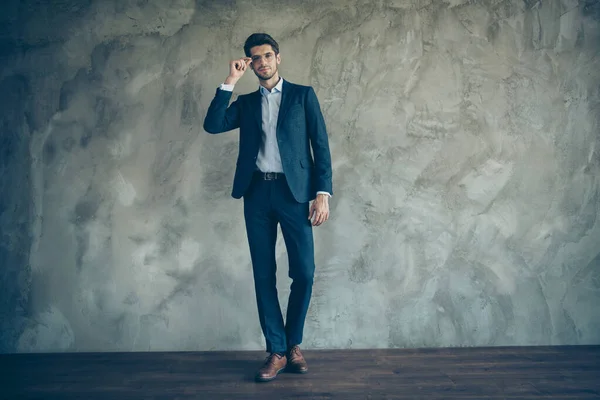 Foto de larga duración de comerciante elegante de pie sobre fondo gris toque sus gafas modernas se sienten soñador listo para manejar su propia empresa —  Fotos de Stock