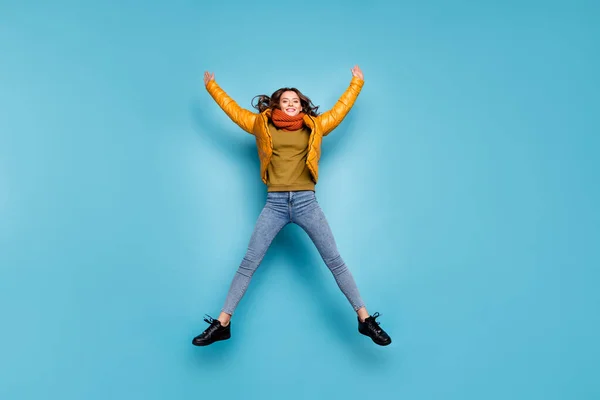 Foto de comprimento total de incrível senhora engraçada saltando alta desfrutar de fim de semana fazendo figura de forma de estrela desgaste elegante blusão jeans cachecol suéter isolado azul cor fundo — Fotografia de Stock
