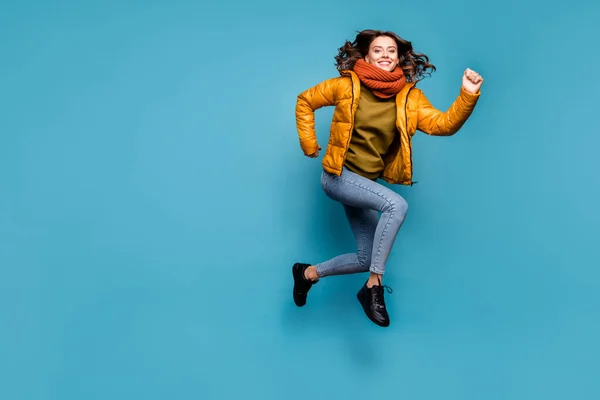 Full body foto van verbazingwekkende dame springen hoog lopende snelle winkelen kortingen opgewonden dragen stijlvolle windbreaker jeans sjaal trui geïsoleerde blauwe kleur achtergrond — Stockfoto