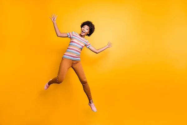 Foto de alegre positivo bonita linda novia encantadora con pantalones de color naranja pantalones de rayas camiseta con asombro en la cara aislado color vibrante fondo —  Fotos de Stock