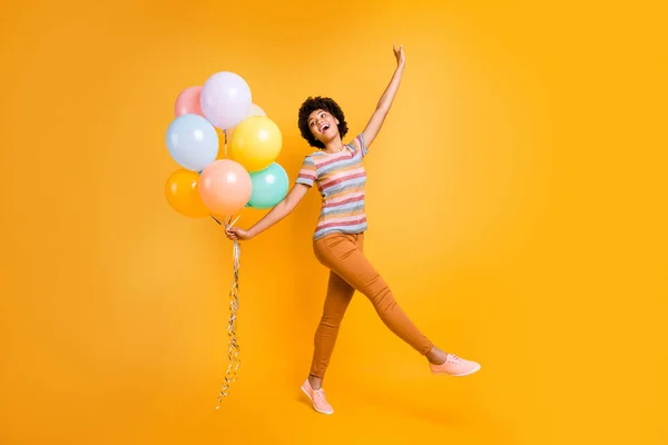 Volledige lengte lichaamsgrootte draaide foto van vrolijke positieve leuke leuke charmante vriendin dansen tijdens het hebben van verjaardagsfeest dragen oranje broek geïsoleerd over levendige kleur achtergrond — Stockfoto