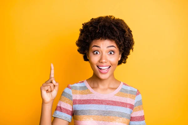 Omg Eu sei a decisão. Close up foto de surpreendido afro americana menina levantar dedo indicador decidir escolher solução gritar wow wearcasaul estilo roupas isoladas sobre fundo de cor brilhante — Fotografia de Stock