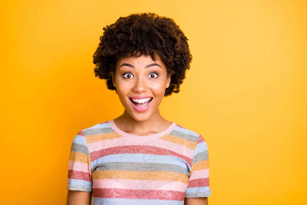 Φωτογραφία του εκστατικού περιχαρείς καστανά μαλλιά μαύρο νεαρό άκουσε καλά νέα πληροφορίες χαμογελώντας οδοντικά απομονώνονται πάνω από κίτρινο ζωντανό χρώμα φόντο — Φωτογραφία Αρχείου