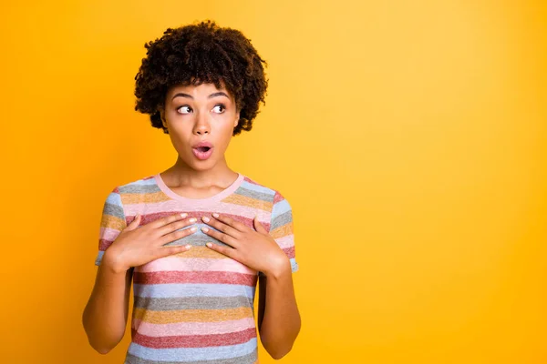 Foto de novia asombrada sorprendida sorprendida por haber sido elegida contemplando espacio vacío cerca de su camiseta a rayas expresando asombro en la cara aislada sobre fondo de color amarillo vivo — Foto de Stock