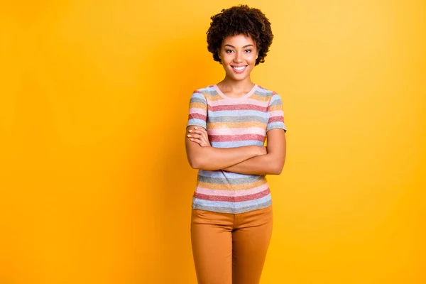 Photo of amazing dark skin business lady holding arms crossed ready for new duty wear casual striped t-shirt and trousers isolated on yellow background — Stock Photo, Image