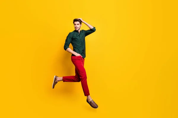 Teljes hossz profil oldalán fotó bájos elegáns srác úgy érzi, álmodozó kifejezés ugrás futtatni kopás alkalmi stílus ruha cipők elszigetelt sárga színű háttér — Stock Fotó