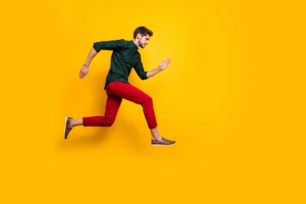 Full längd kroppsstorlek profil sida foto av allvarliga självsäker man strävar framåt för att vinna tävlingar för att köra hoppa isolerade ljusa färg bakgrund — Stockfoto