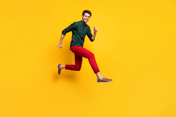 Longitud completa tamaño del cuerpo foto de alegre positivo lindo chico corriendo hacia el centro comercial aislado color vivo fondo —  Fotos de Stock