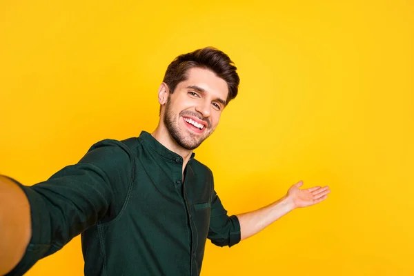 Close-up foto van positieve vrolijke jongen houd de hand te nemen selfie nodigen zijn blogging volgelingen om perfecte rust te ontspannen door middel van video oproep dragen casual stijl outfit geïsoleerd over gele kleur achtergrond — Stockfoto