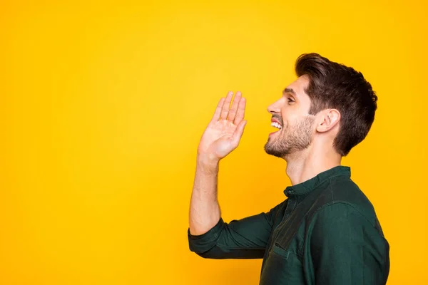 Foto del lado del perfil de hombre guapo positivo alegre gritando la información necesaria en el espacio vacío cerca aislado blanco vivo amarillo fondo de color — Foto de Stock